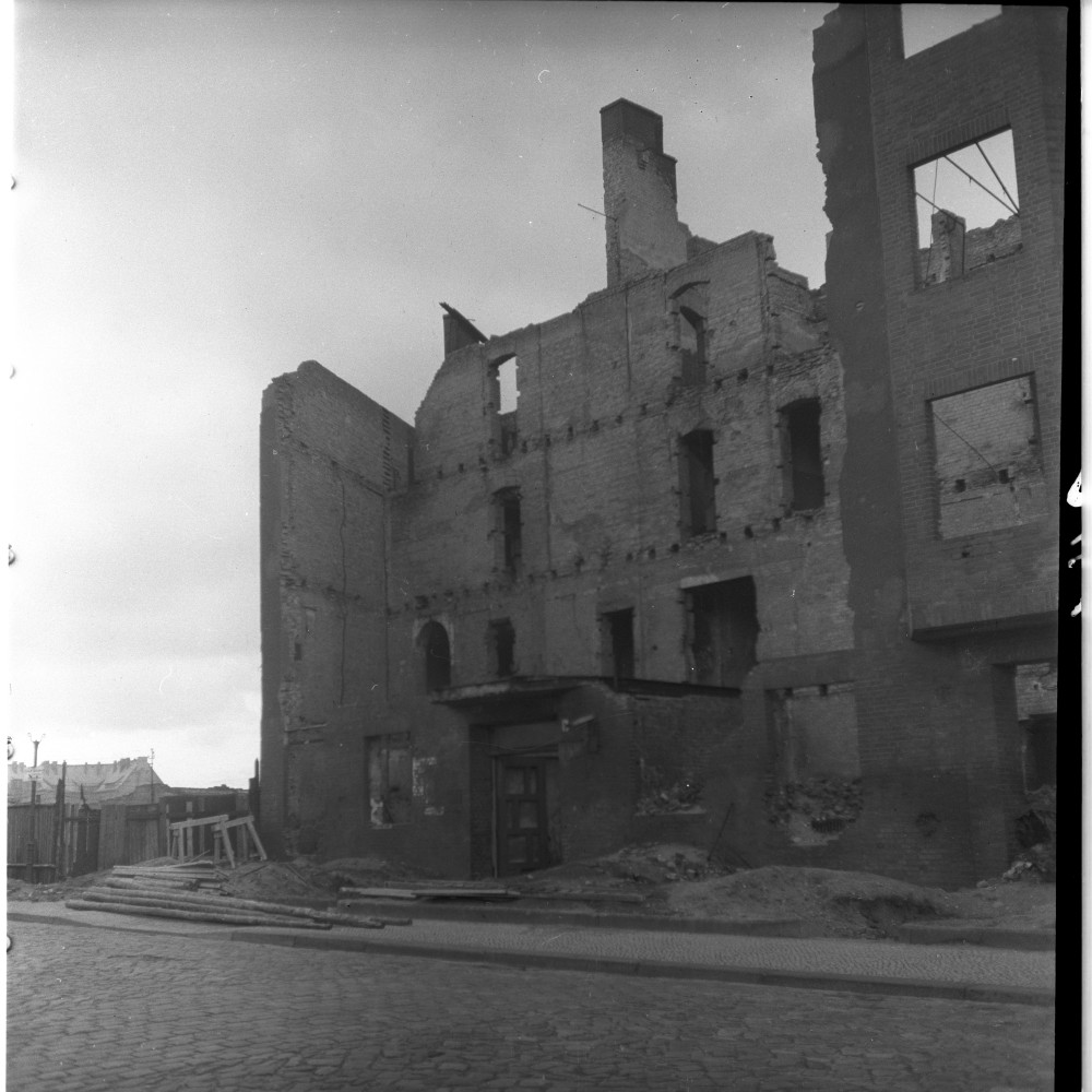 Negativ: Ruine, Tempelhofer Weg 9, 1950 (Museen Tempelhof-Schöneberg/Herwarth Staudt CC BY-NC-SA)