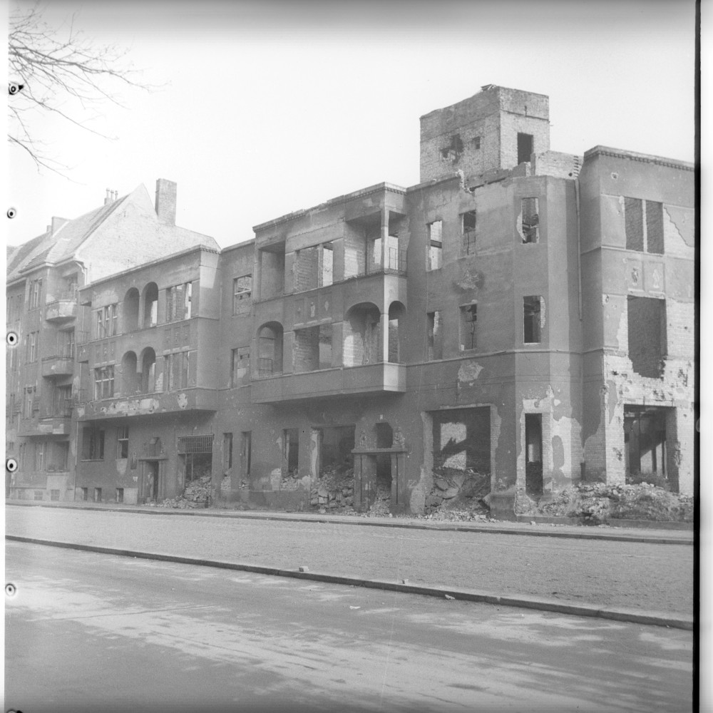Negativ: Ruine, Thorwaldsenstraße 1-2, 1951 (Museen Tempelhof-Schöneberg/Herwarth Staudt CC BY-NC-SA)
