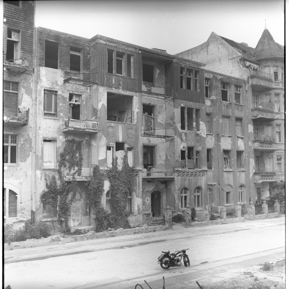 Negativ: Ruine, Treuchtlinger Straße 6, 1950 (Museen Tempelhof-Schöneberg/Herwarth Staudt CC BY-NC-SA)