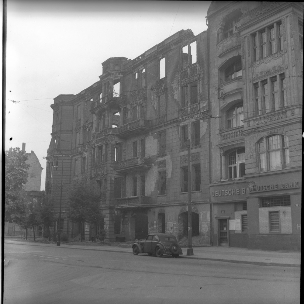 Negativ: Ruine, Viktoria-Luise-Platz 10, 1950 (Museen Tempelhof-Schöneberg/Herwarth Staudt CC BY-NC-SA)