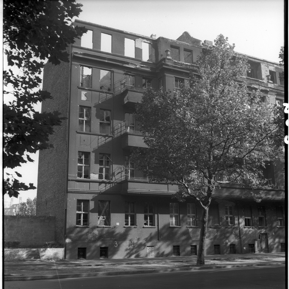 Negativ: Ruine, Wexstraße 3, 1951 (Museen Tempelhof-Schöneberg/Herwarth Staudt CC BY-NC-SA)