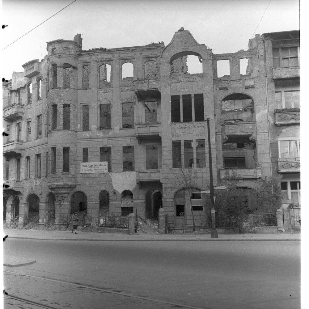 Negativ: Ruine, Wielandstraße 44, 1950 (Museen Tempelhof-Schöneberg/Herwarth Staudt CC BY-NC-SA)