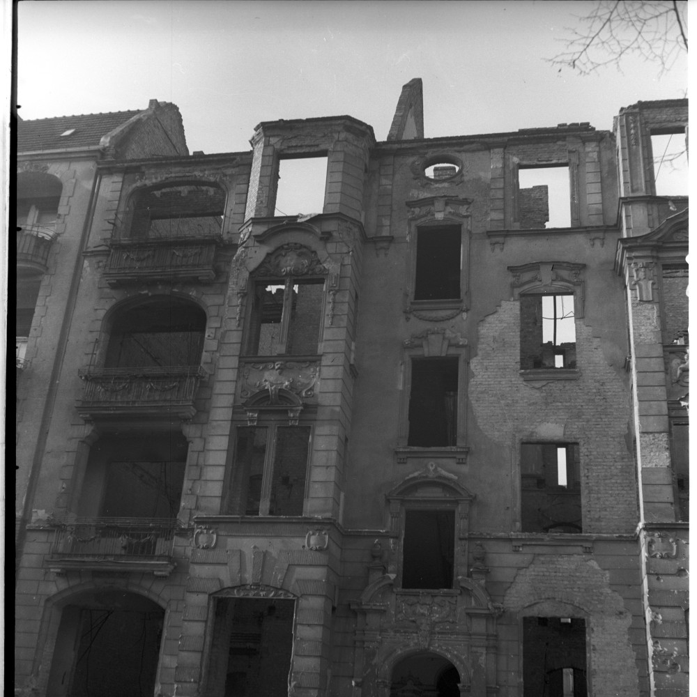 Negativ: Ruine, Wielandstraße 6-7, 1951 (Museen Tempelhof-Schöneberg/Herwarth Staudt CC BY-NC-SA)