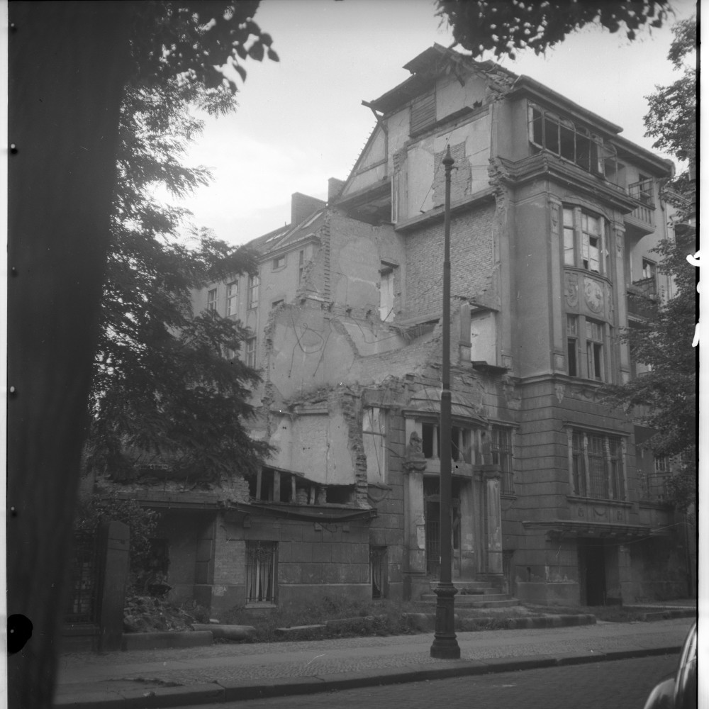 Negativ: Ruine, Wilhelmshöher Straße 29, 1951 (Museen Tempelhof-Schöneberg/Herwarth Staudt CC BY-NC-SA)