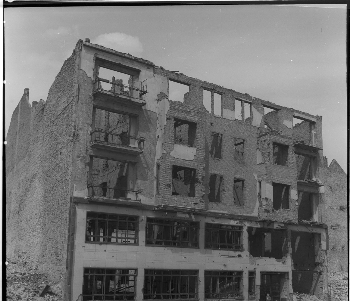 Negativ: Ruine, Winterfeldtstraße 14, 1951 (Museen Tempelhof-Schöneberg/Herwarth Staudt CC BY-NC-SA)