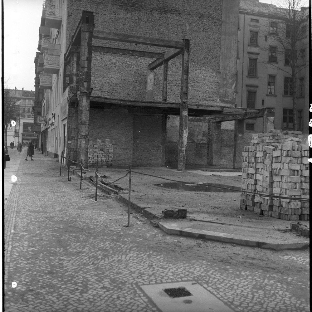 Negativ: Ruine, Wittenbergplatz 1, 1952 (Museen Tempelhof-Schöneberg/Herwarth Staudt CC BY-NC-SA)