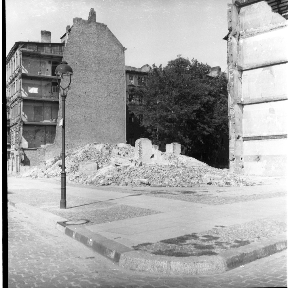 Negativ: Trümmer, Bautzener Straße 9, 1952 (Museen Tempelhof-Schöneberg/Herwarth Staudt CC BY-NC-SA)