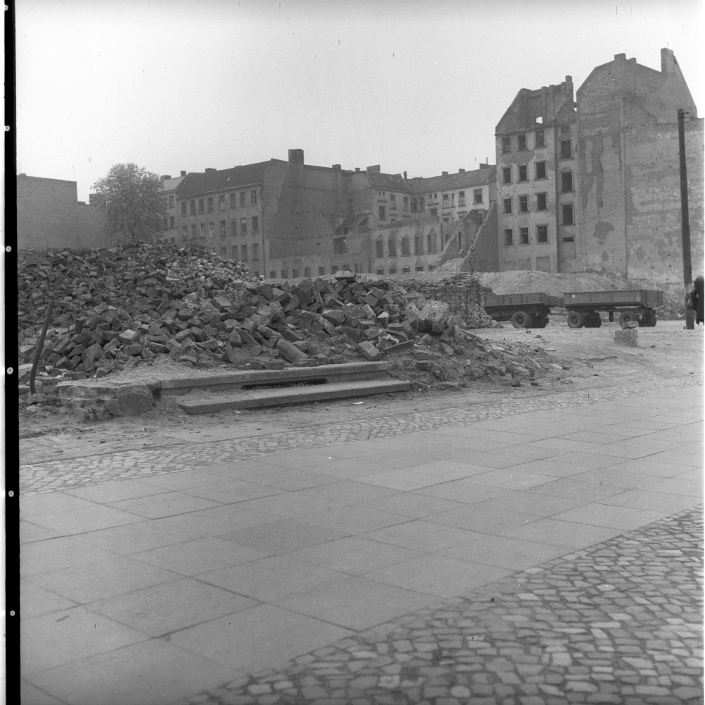 Negativ: Trümmer, Gleditschstraße 25, 1952 (Museen Tempelhof-Schöneberg/Herwarth Staudt CC BY-NC-SA)