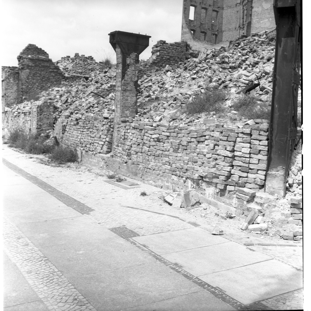 Negativ: Trümmer, Kleiststraße 19, 1952 (Museen Tempelhof-Schöneberg/Herwarth Staudt CC BY-NC-SA)