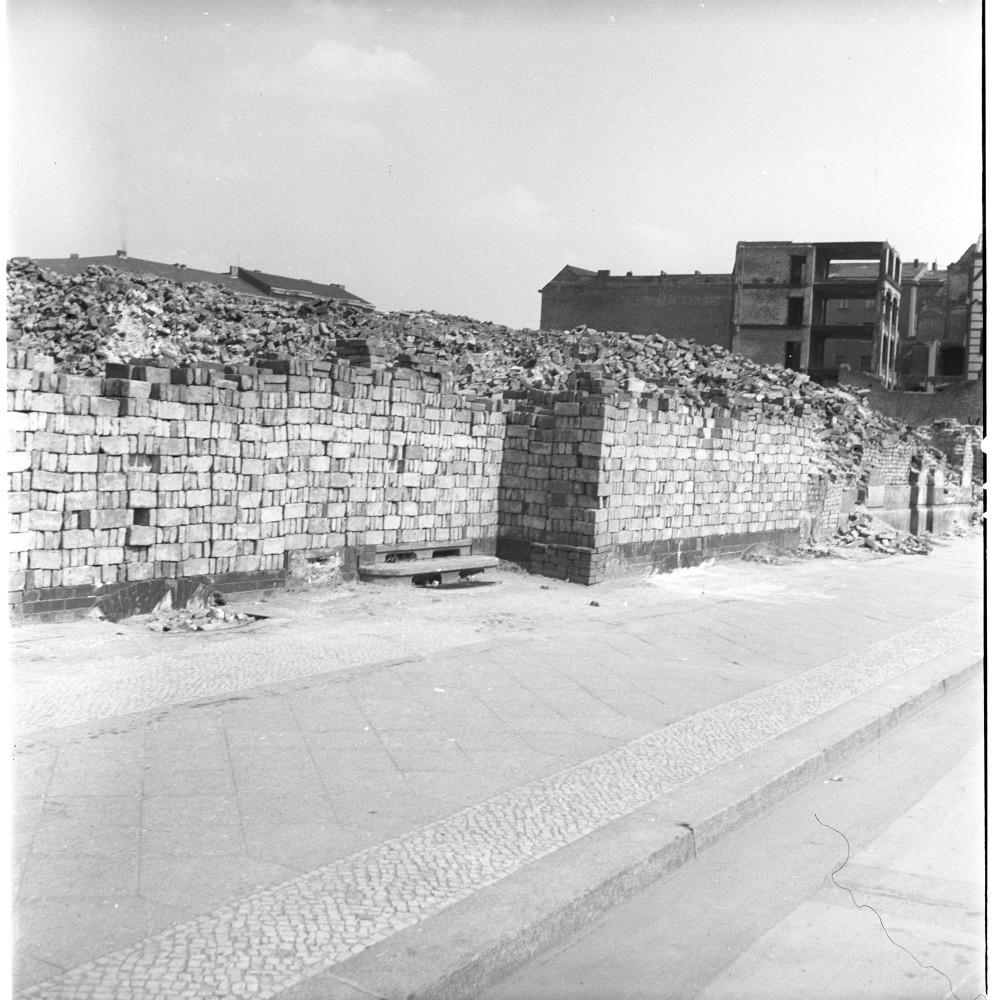 Negativ: Trümmer, Kurmärkische Straße 6, 1952 (Museen Tempelhof-Schöneberg/Herwarth Staudt CC BY-NC-SA)