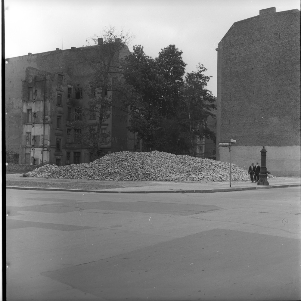 Negativ: Trümmer, Neue Winterfeldtstraße 40, 1953 (Museen Tempelhof-Schöneberg/Herwarth Staudt CC BY-NC-SA)