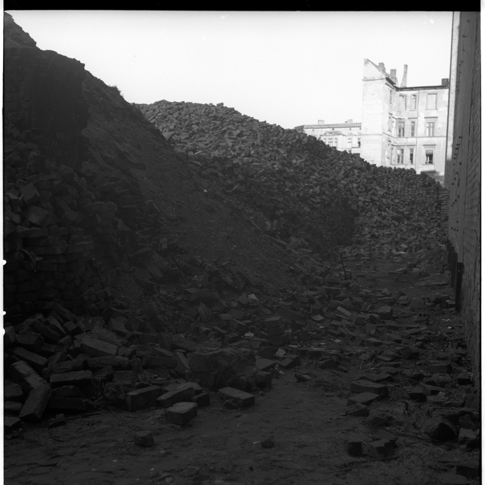 Negativ: Trümmer, Neue Winterfeldtstraße 41, 1953 (Museen Tempelhof-Schöneberg/Herwarth Staudt CC BY-NC-SA)