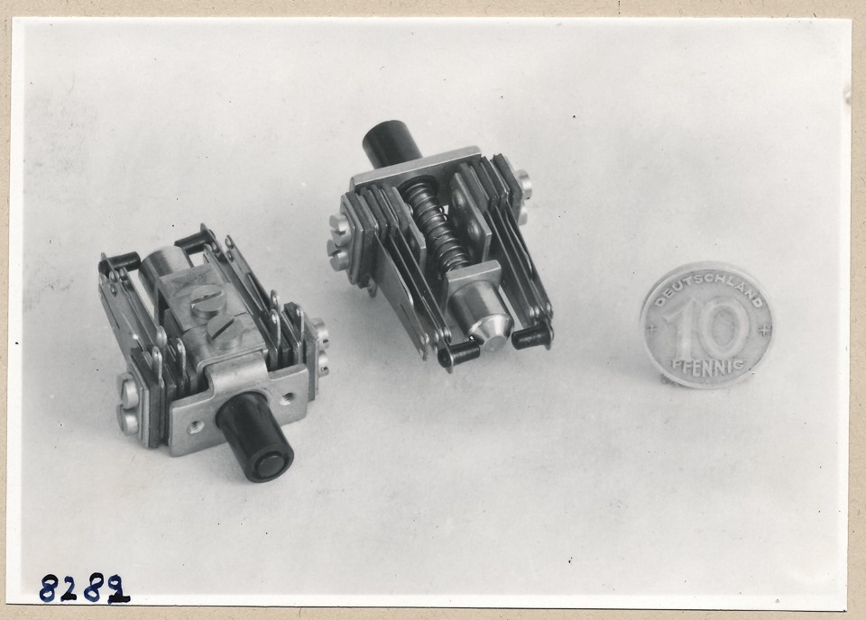 2 Bauteile; Foto, 1953 (www.industriesalon.de CC BY-SA)