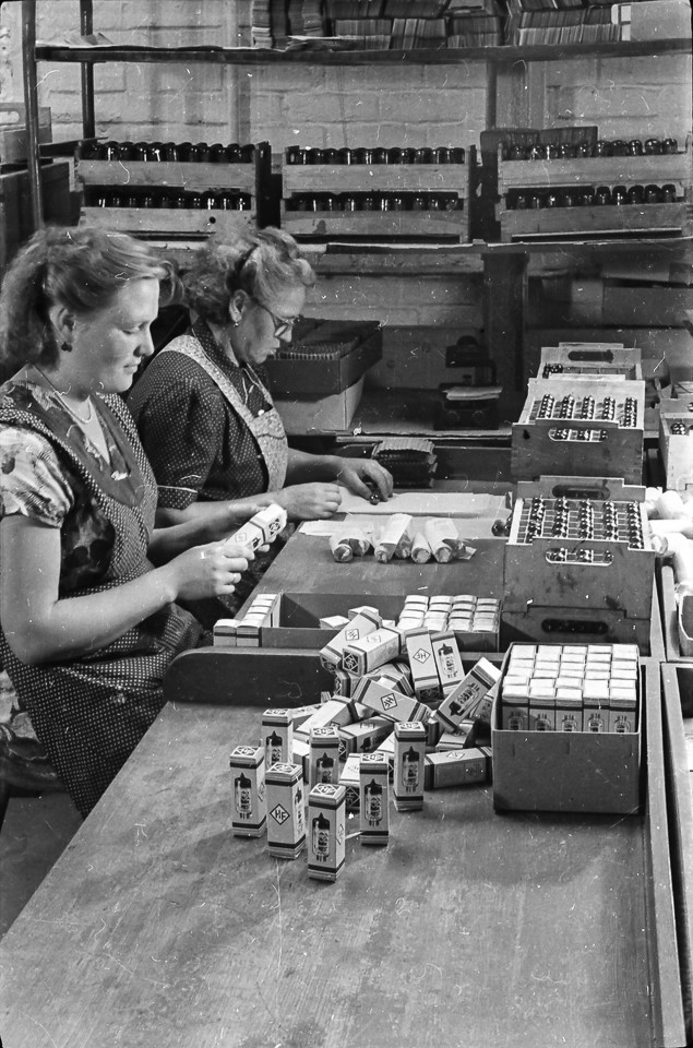 2 Frauen beim Verpacken von Röhren; Foto, 1954 (www.industriesalon.de CC BY-NC-SA)