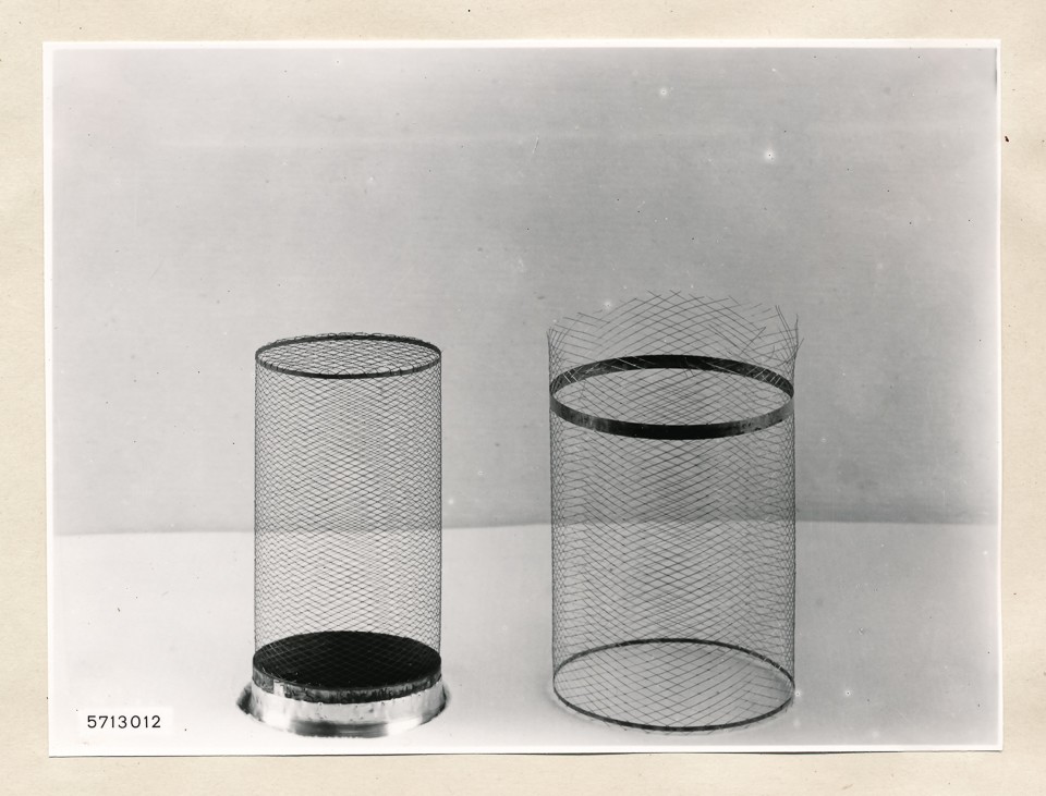 2 Gitter für Röhrensysteme; Foto, 1957 (www.industriesalon.de CC BY-SA)