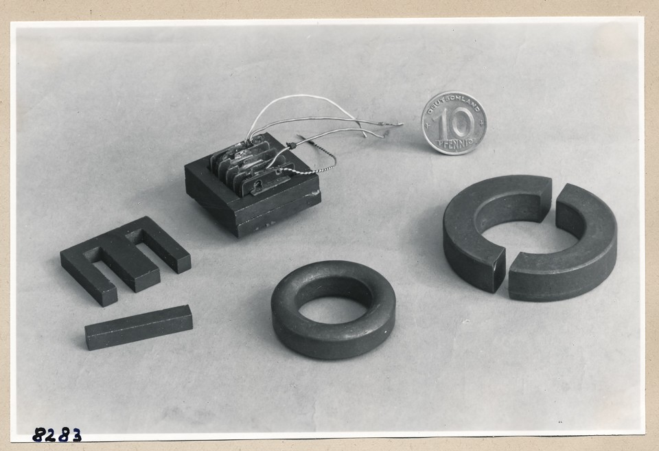 2 Magnete; Foto, 1953 (www.industriesalon.de CC BY-SA)