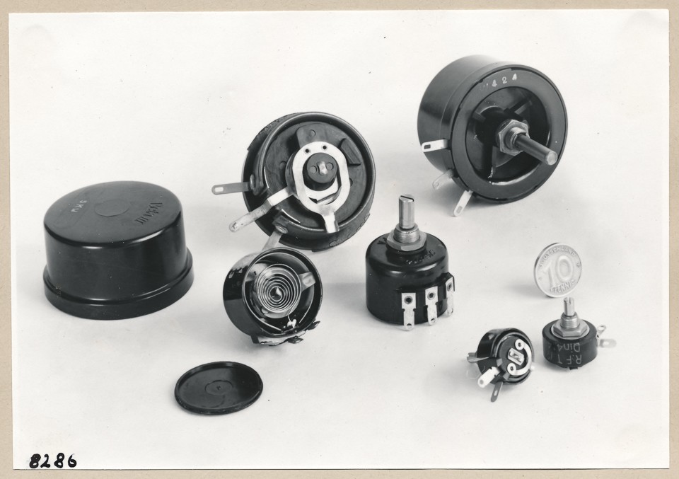 3 Bauteile; Foto, 1953 (www.industriesalon.de CC BY-SA)