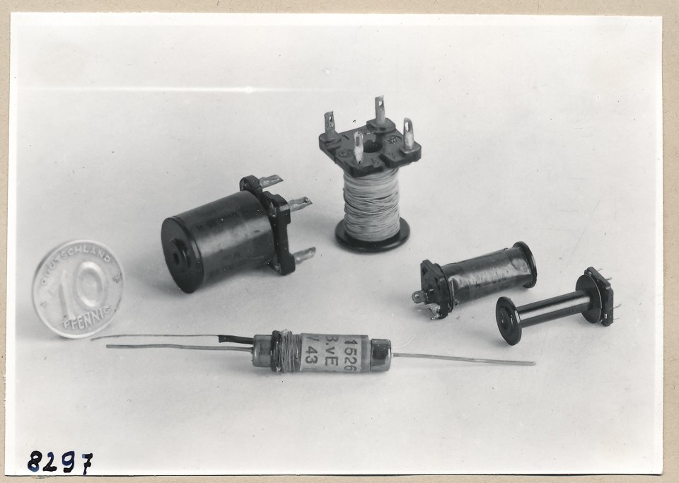 5 Bauteile; Foto, 1953 (www.industriesalon.de CC BY-SA)