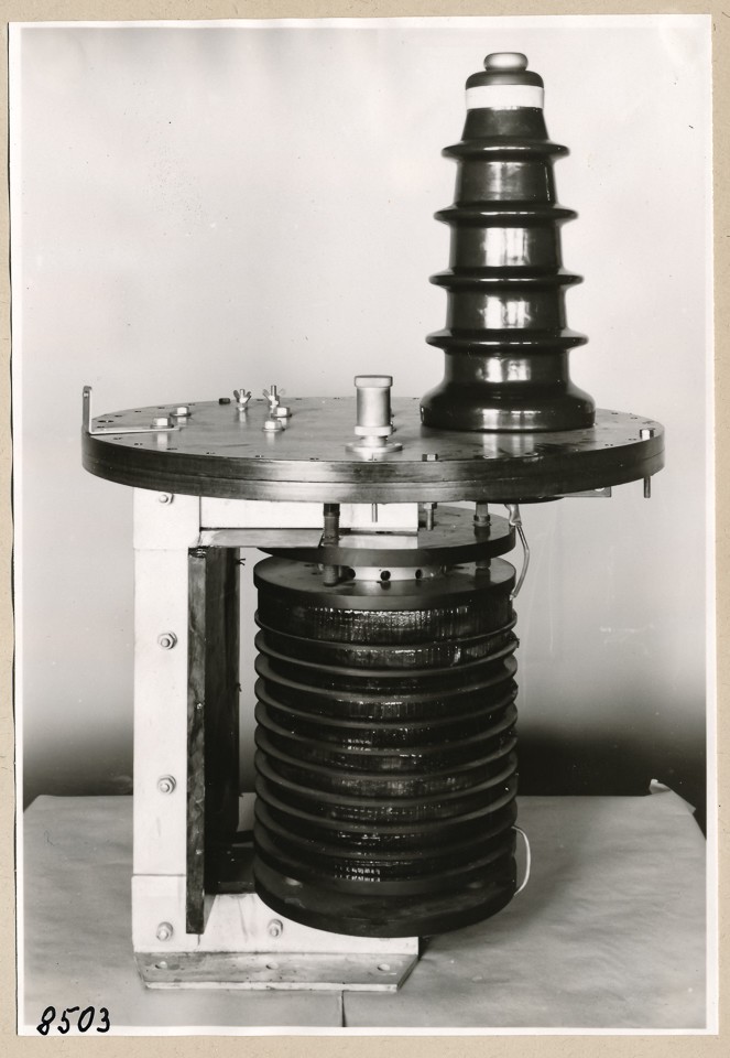 50 KV - Trafo, Bild 1 ; Foto, 1953 (www.industriesalon.de CC BY-SA)