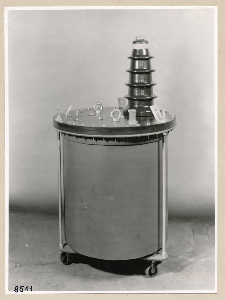 50 kV - Trafo Gesamtansicht; Foto 1953; Foto, 1953 (www.industriesalon.de CC BY-SA)