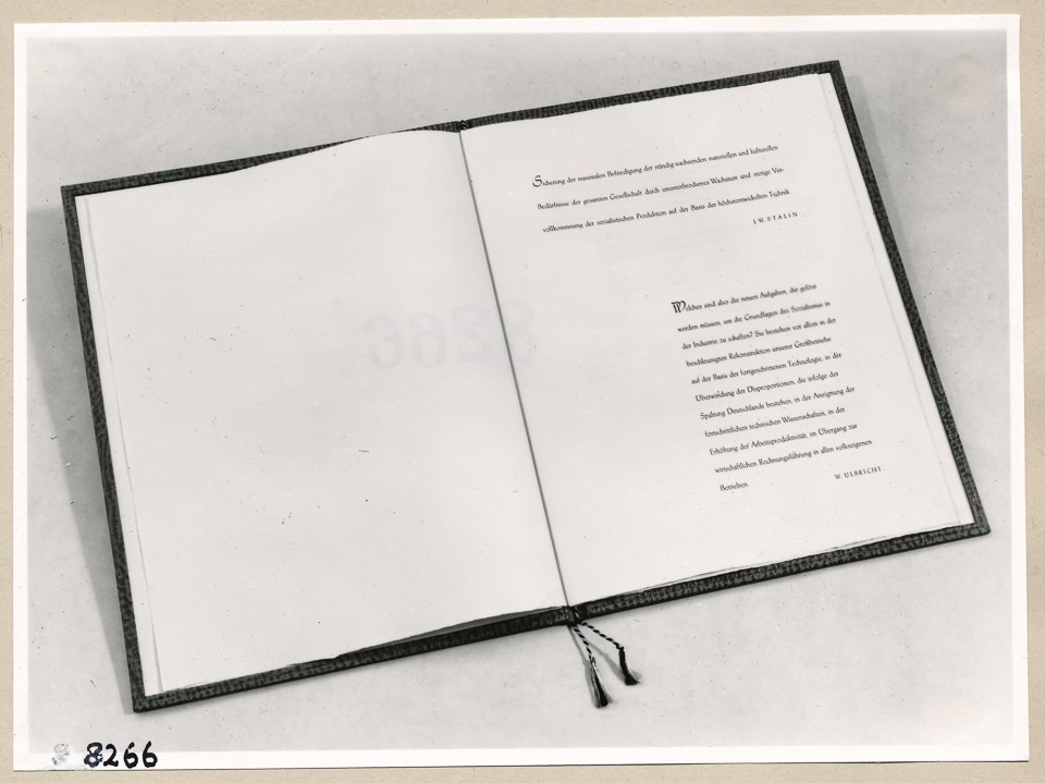 Album Geburtstag Walter Ulbricht, 1. Seite ; Foto, 1953 (www.industriesalon.de CC BY-SA)