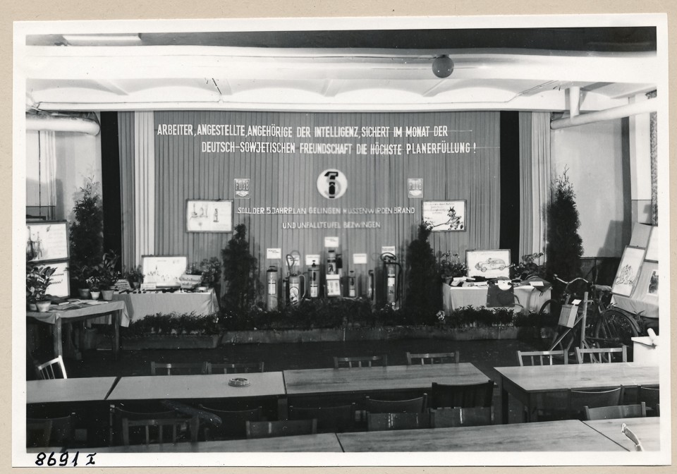 Ausstellung (Unfallverhütung), Bild 1; Foto, 1953 (www.industriesalon.de CC BY-SA)