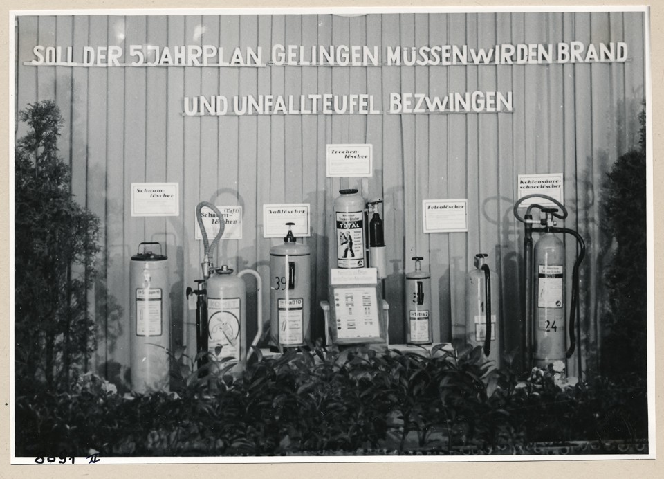 Ausstellung (Unfallverhütung), Bild 2; Foto, 1953 (www.industriesalon.de CC BY-SA)