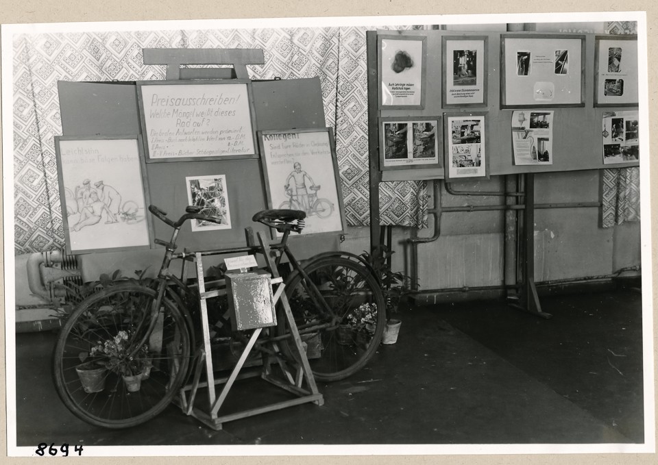 Ausstellung (Unfallverhütung), Bild 5; Foto, 1953 (www.industriesalon.de CC BY-SA)
