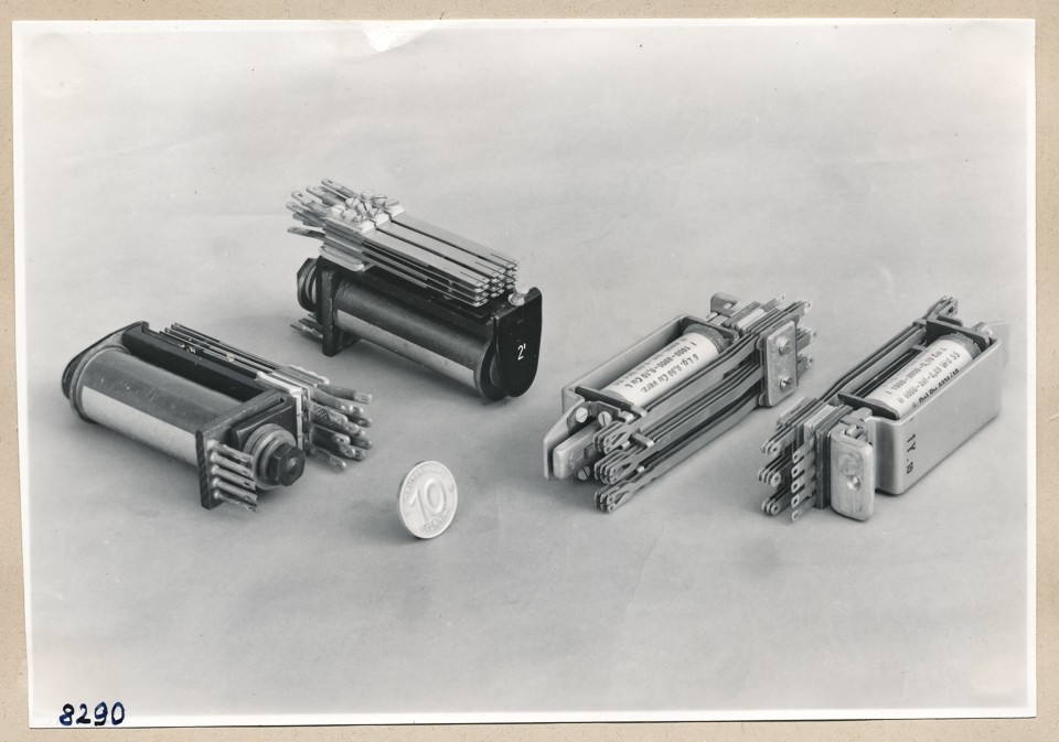 Bauteile mit Röhren; Foto, 1953 (www.industriesalon.de CC BY-SA)