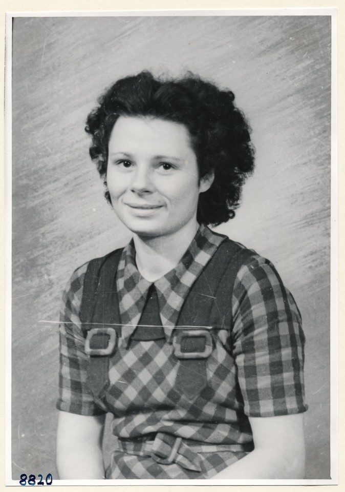 Best. Frau Seeberger aus dem Röhrenaufbau, Portrait; Foto, 1953 (www.industriesalon.de CC BY-SA)