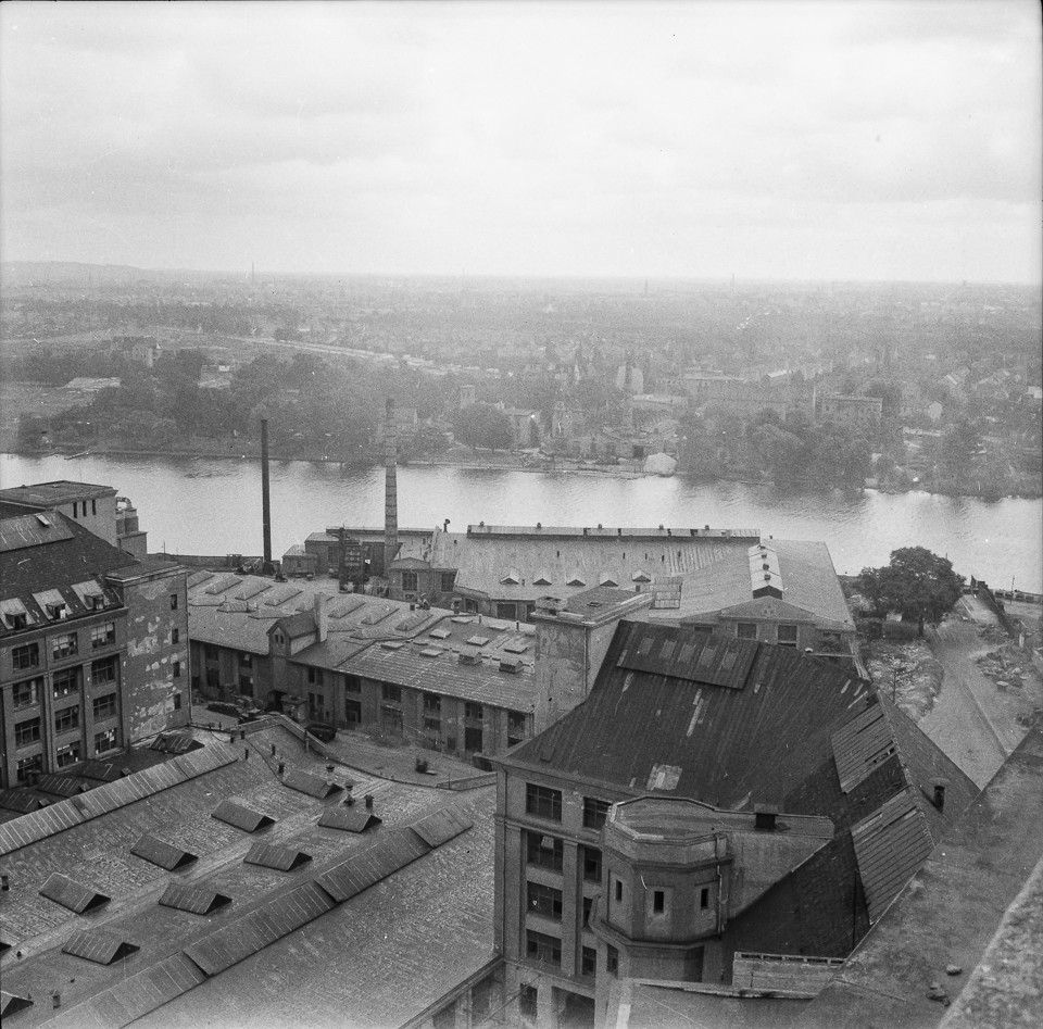 Blick vom Turm des Behrensbaus, Bild 1; Foto, 1952 (www.industriesalon.de CC BY-SA)