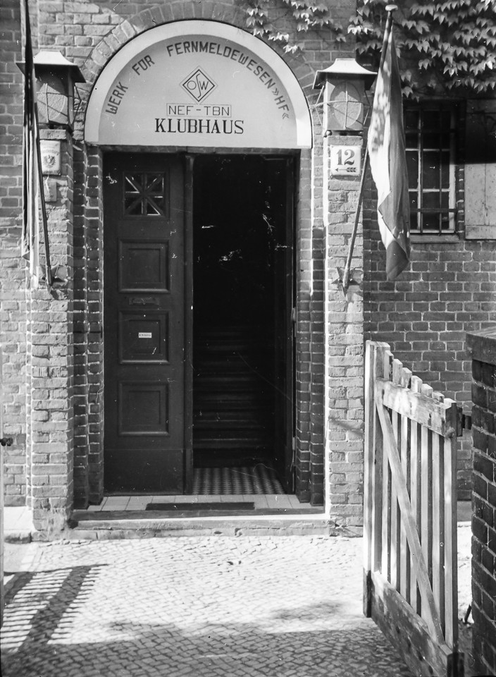 Clubhaus Friedrichshagen, Eingang von der Straßenseite aus; Foto, 1949 (www.industriesalon.de CC BY-SA)