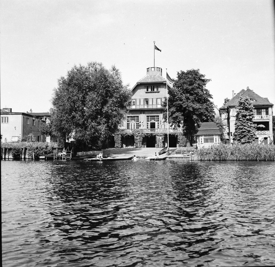 Clubhaus Friedrichshagen von der Müggelspree aus, Bild 1; Foto, 1949 (www.industriesalon.de CC BY-SA)