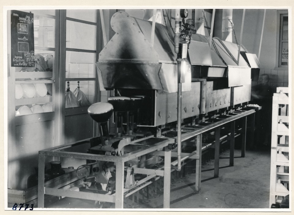 Durchzugsöfen bei Herstellung Bildröhre, Bild 2; Foto, 1953 (www.industriesalon.de CC BY-SA)