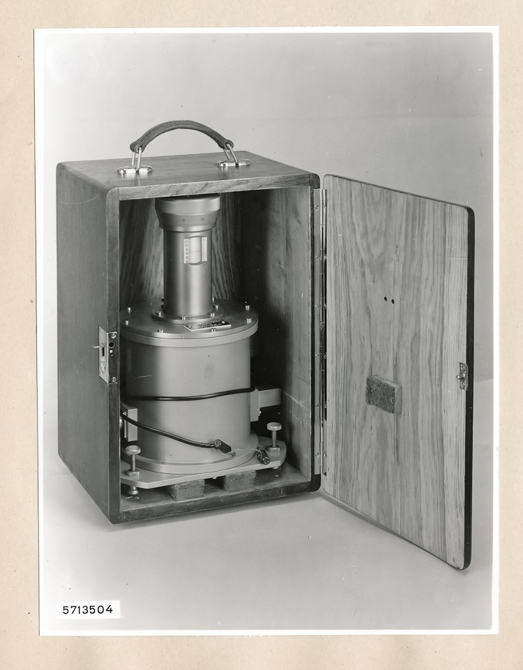 Echobox EBX/U1 mit Kasten; Foto, 1957 (www.industriesalon.de CC BY-SA)