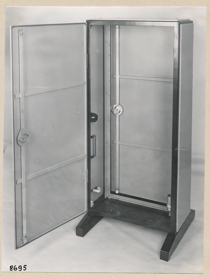 Einlagerungstelegrafie-Gerät, leerer Schrank, Bild 1; Foto, 1953 (www.industriesalon.de CC BY-SA)
