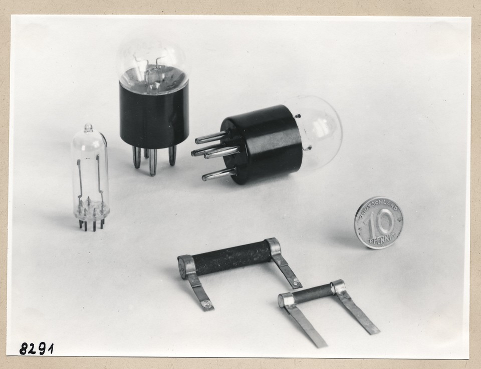 Elektronenröhren mit Sockel; Foto, 1953 (www.industriesalon.de CC BY-SA)