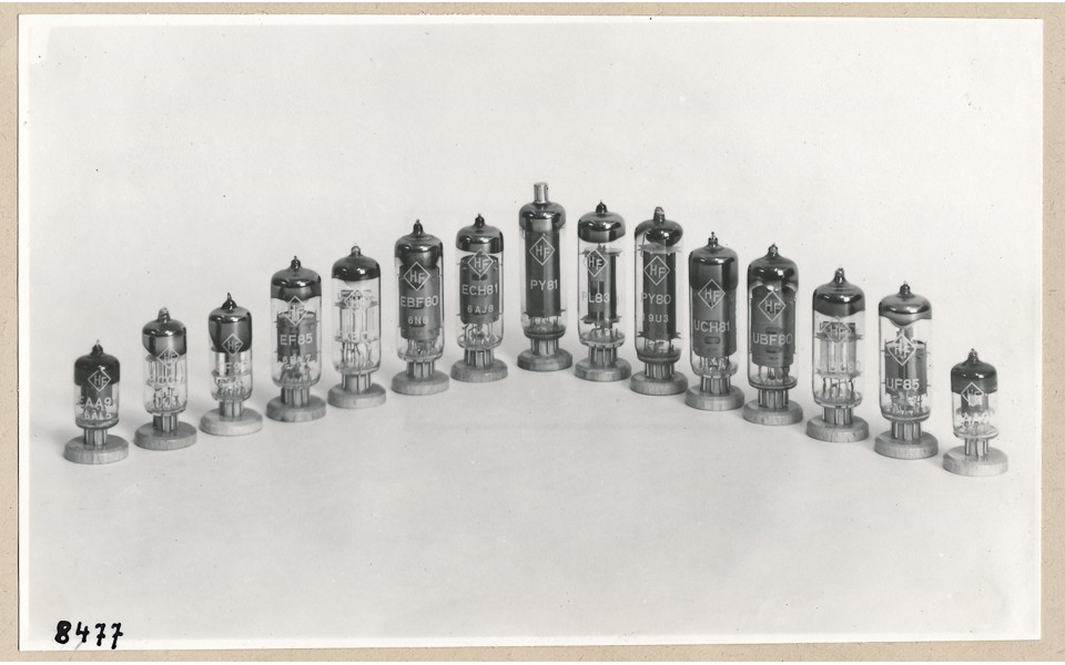 Empfängerröhren, Gruppenbild; Foto, 1953 (www.industriesalon.de CC BY-SA)