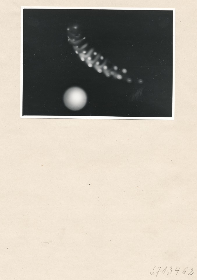 Fehlerhafte Heiz-Wendel; Foto, 1957 (www.industriesalon.de CC BY-SA)