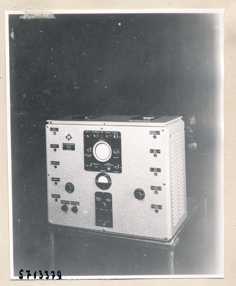 Fernseh-Reportagen-Einrichtung, Bild 2; Foto, 1956 (www.industriesalon.de CC BY-SA)