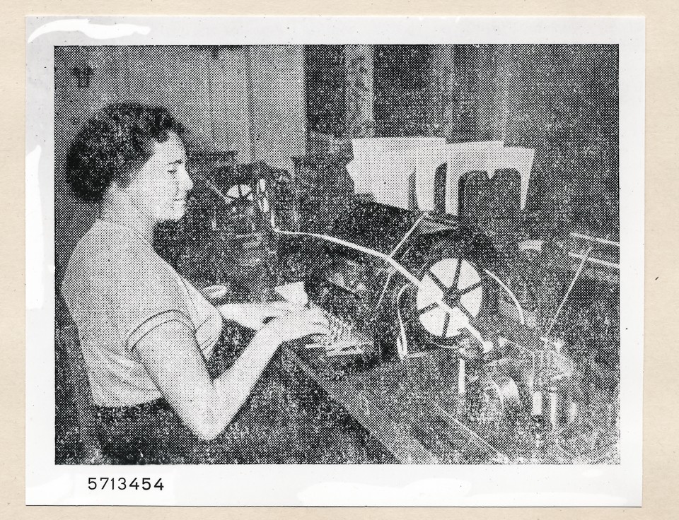 Frau am Fernschreiber tippend; Foto, 1957 (www.industriesalon.de CC BY-SA)