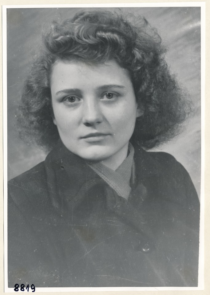 Frau Birer aus einem Büro, Portrait; Foto, 1953 (www.industriesalon.de CC BY-SA)