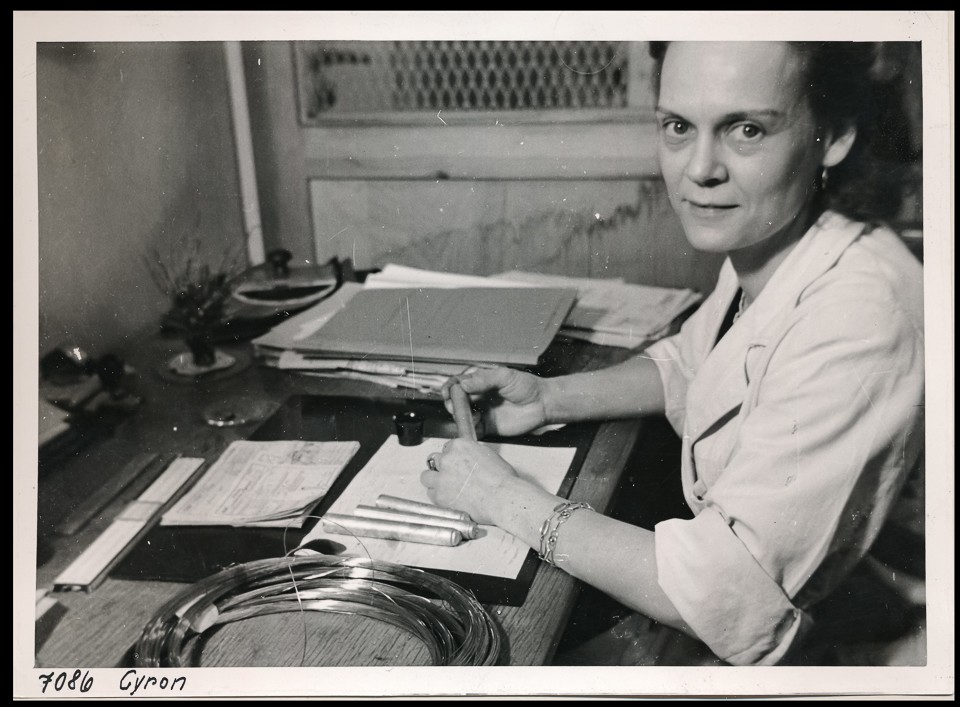 Frau Cyron am Arbeitsplatz; Foto, 1952 (www.industriesalon.de CC BY-NC-SA)