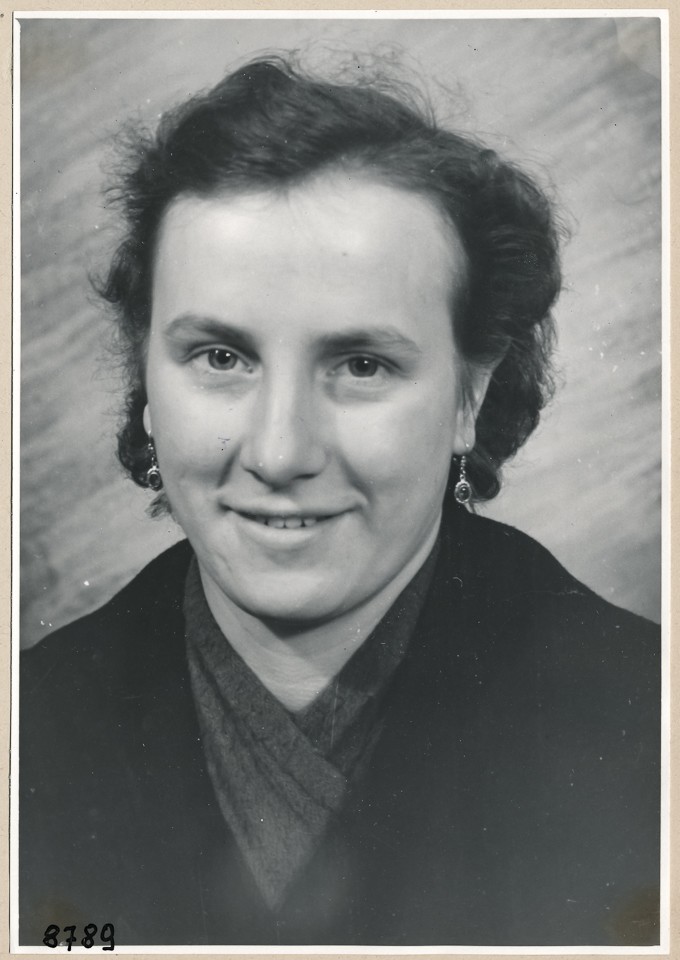 Frau Jensch, Portrait; Foto, 1953 (www.industriesalon.de CC BY-SA)