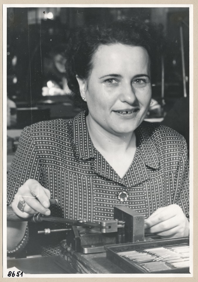 Frieda Jahns, Gitterwickelei,; Foto, 1953 (www.industriesalon.de CC BY-SA)