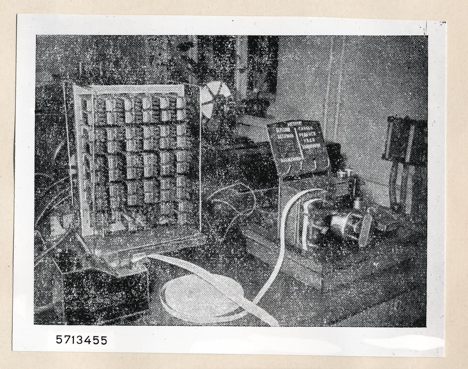 Geräte einer Fernschreiberanlage; Foto, 1957 (www.industriesalon.de CC BY-SA)