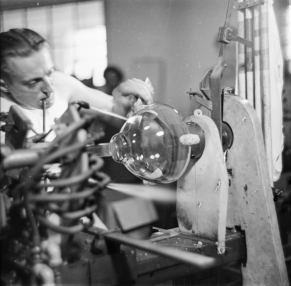Glasbläser mit Bildröhre, Bild 2; Foto, 1952 (www.industriesalon.de CC BY-SA)