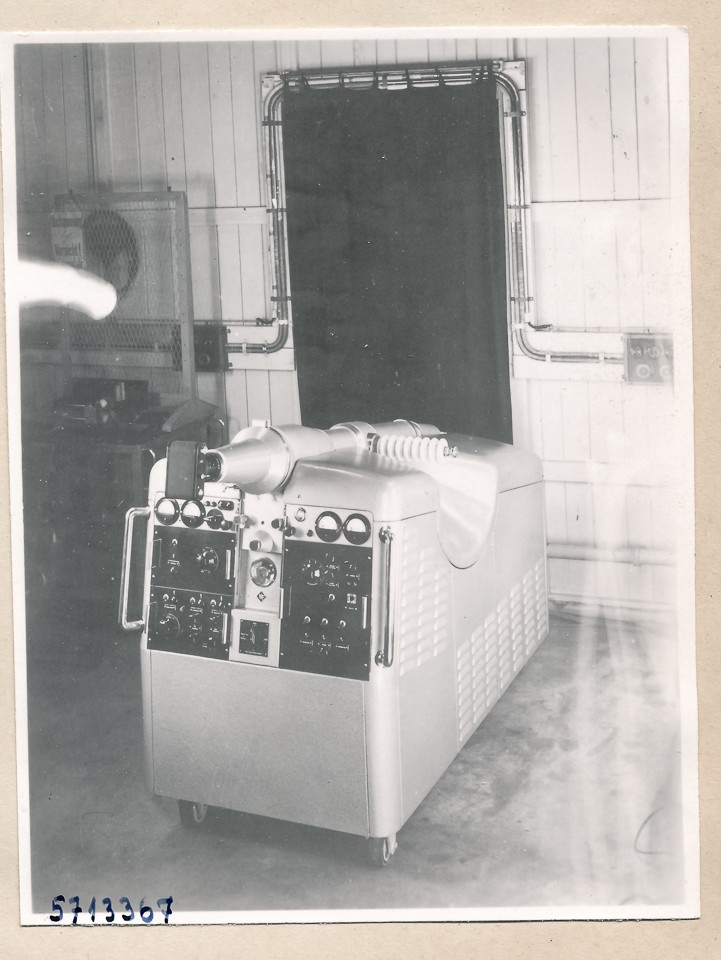 Hochspannungs-Oszillograph, Bild 1; Foto, 1956 (www.industriesalon.de CC BY-SA)