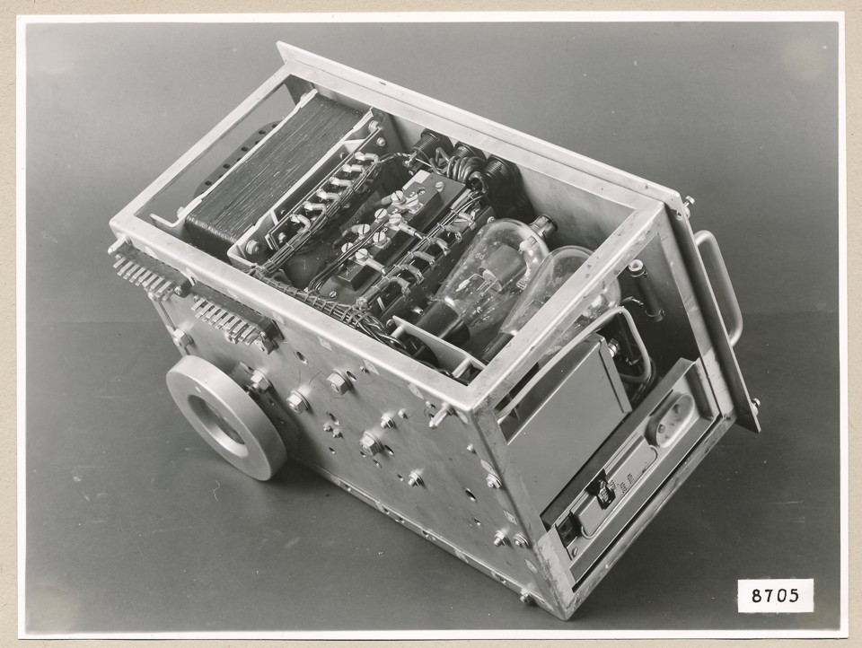 Hochspannungsgleichrichter HF 2854, Einschub "Netzgerät" von hinten.; Foto, 1953 (www.industriesalon.de CC BY-SA)