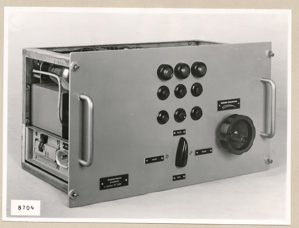 Hochspannungsgleichrichter HF 2854, Netzgerät vorn, Gesamtansicht; Foto, 1953 (www.industriesalon.de CC BY-SA)
